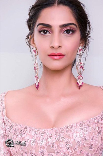 Sonam-Kapoor-At-Cannes-Festival